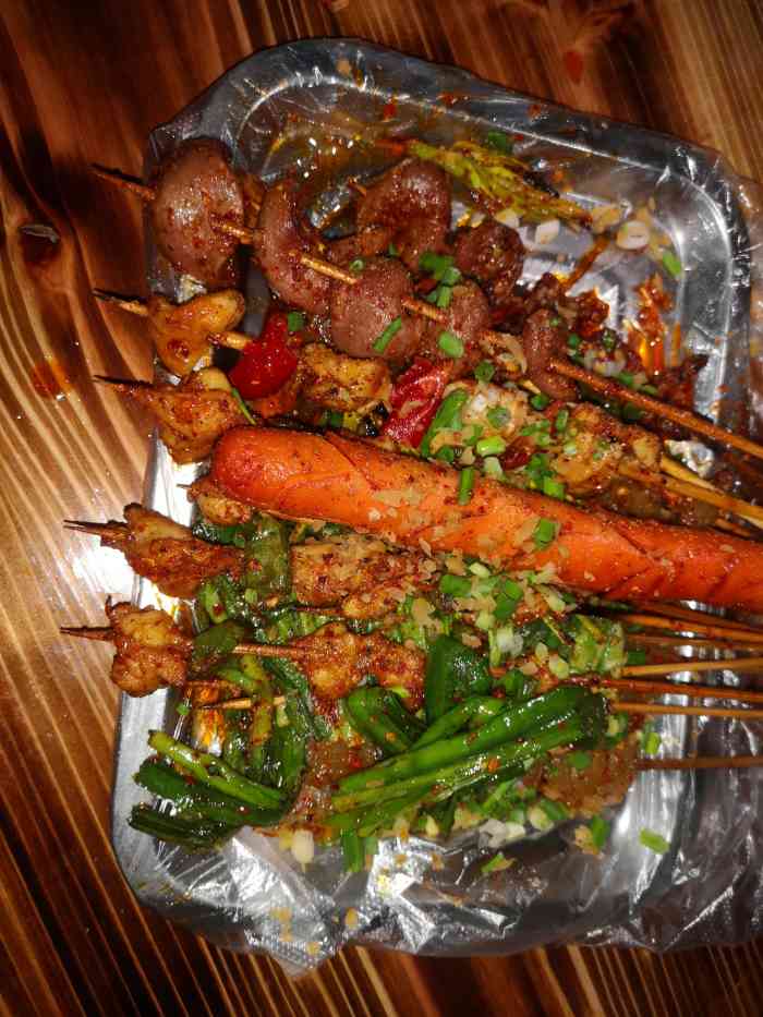 烧烤还可以,晚上想吃夜宵的时候去撸几串还是很满足的.