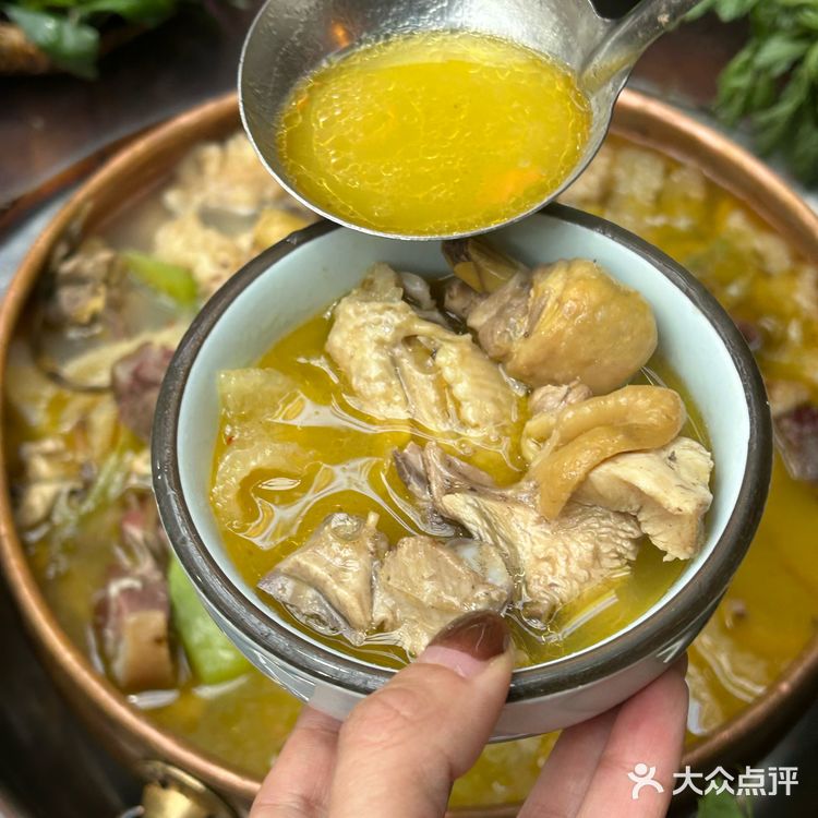 不愧是散养的跑山鸡味道就是好吃，鸡肉还是被烟熏过的
