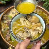 不愧是散养的跑山鸡味道就是好吃，鸡肉还是被烟熏过的