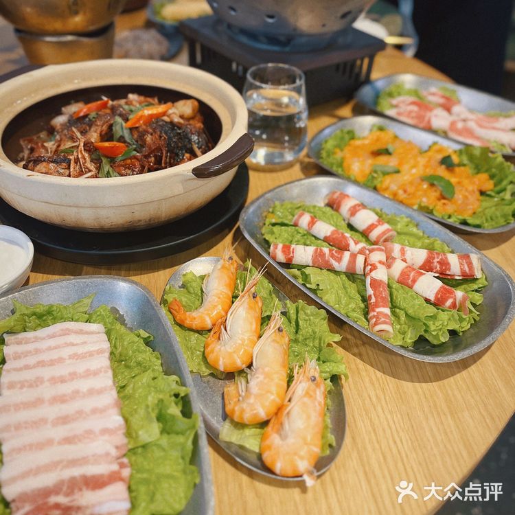 年轻人生活新方式-边吃火锅边烤肉～