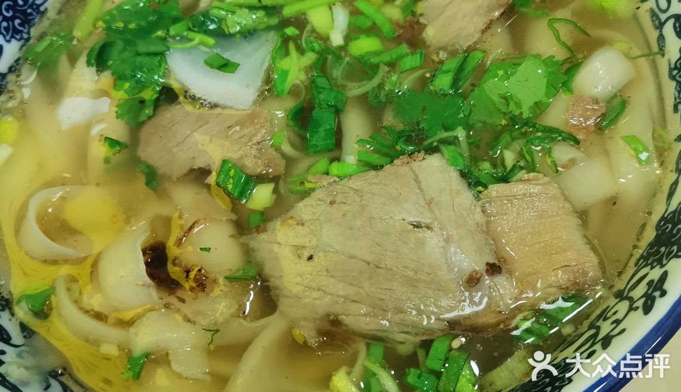 上面放了几片原汁原味的牛肉。汤汁鲜美