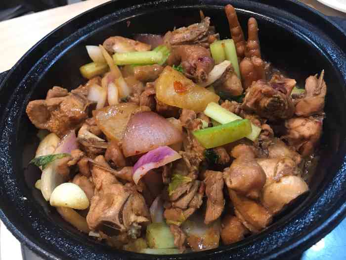 打分 朋友力荐的鸡公煲,虽然外面招牌不起眼,但是胜在性价比十足,量大