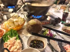 芝士包心牛丸-鲜入围煮花胶鸡海鲜火锅