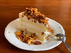 鲜奶油蛋糕佐焦糖脆-Be Lived Cafe比例咖啡(摩天轮店)