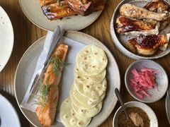 烟熏三文鱼配烤饺子皮和芥末籽酱-BOR Eatery(安福路店)