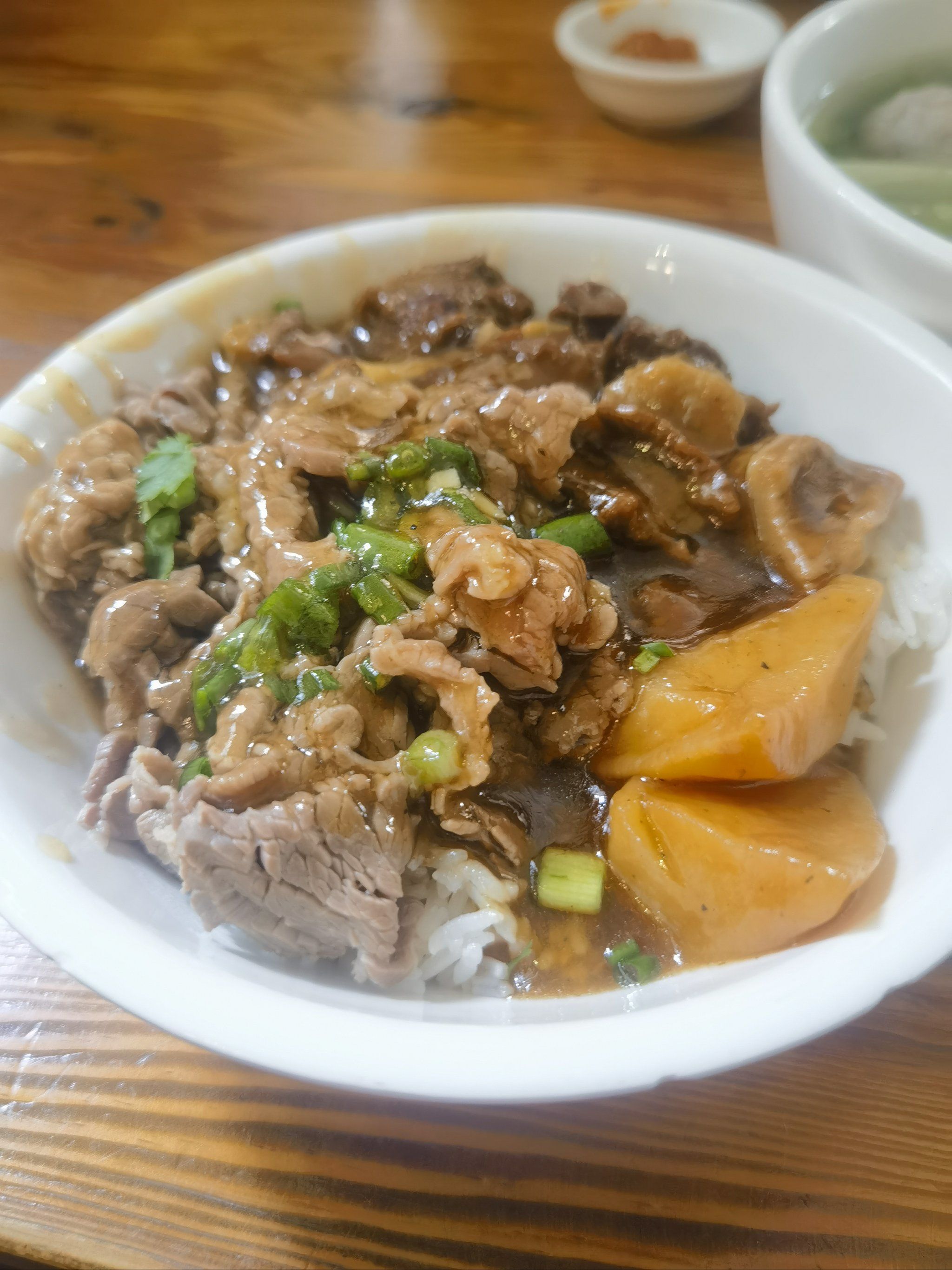 n「牛腩牛肉双拼饭」肉量还行,牛肉薄嫩,牛腩香软(但焖得不够均匀