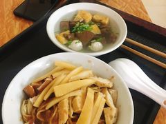 -松树干拌面店
