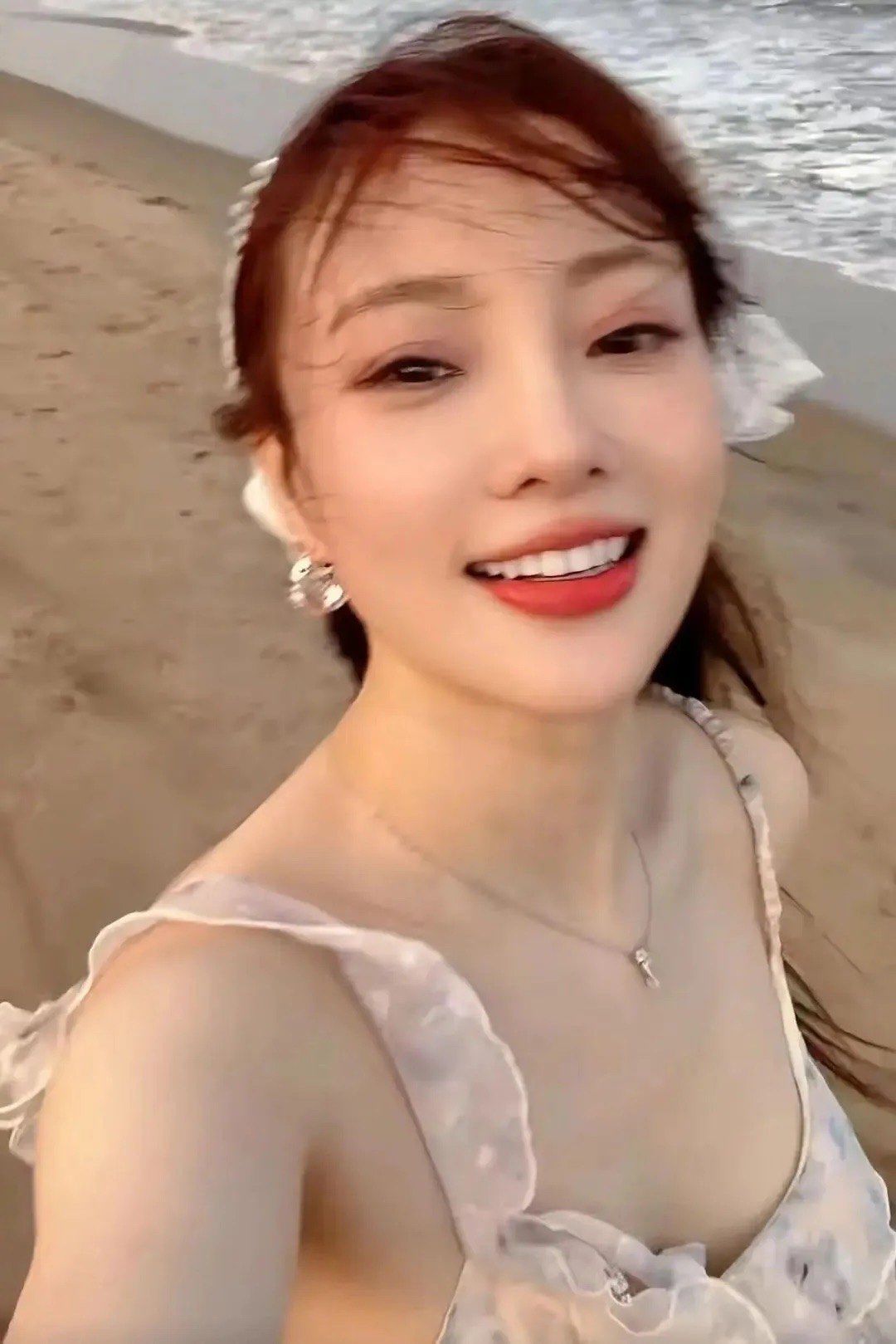 43岁李小璐新疆滑雪,黑色瑜伽服尽显极致臀腰