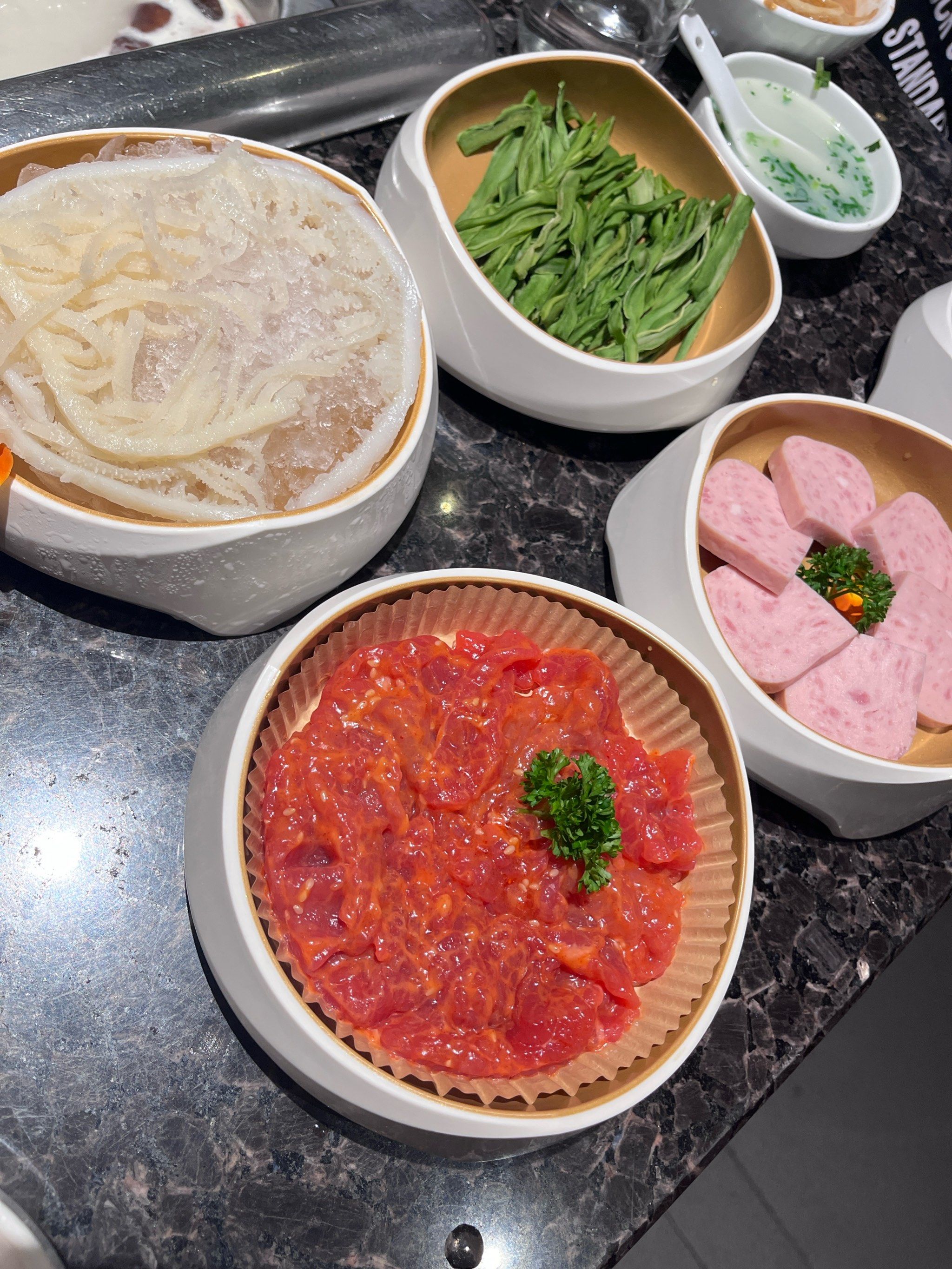 海底捞的菜品丰富多样,小吃也很多,服务周