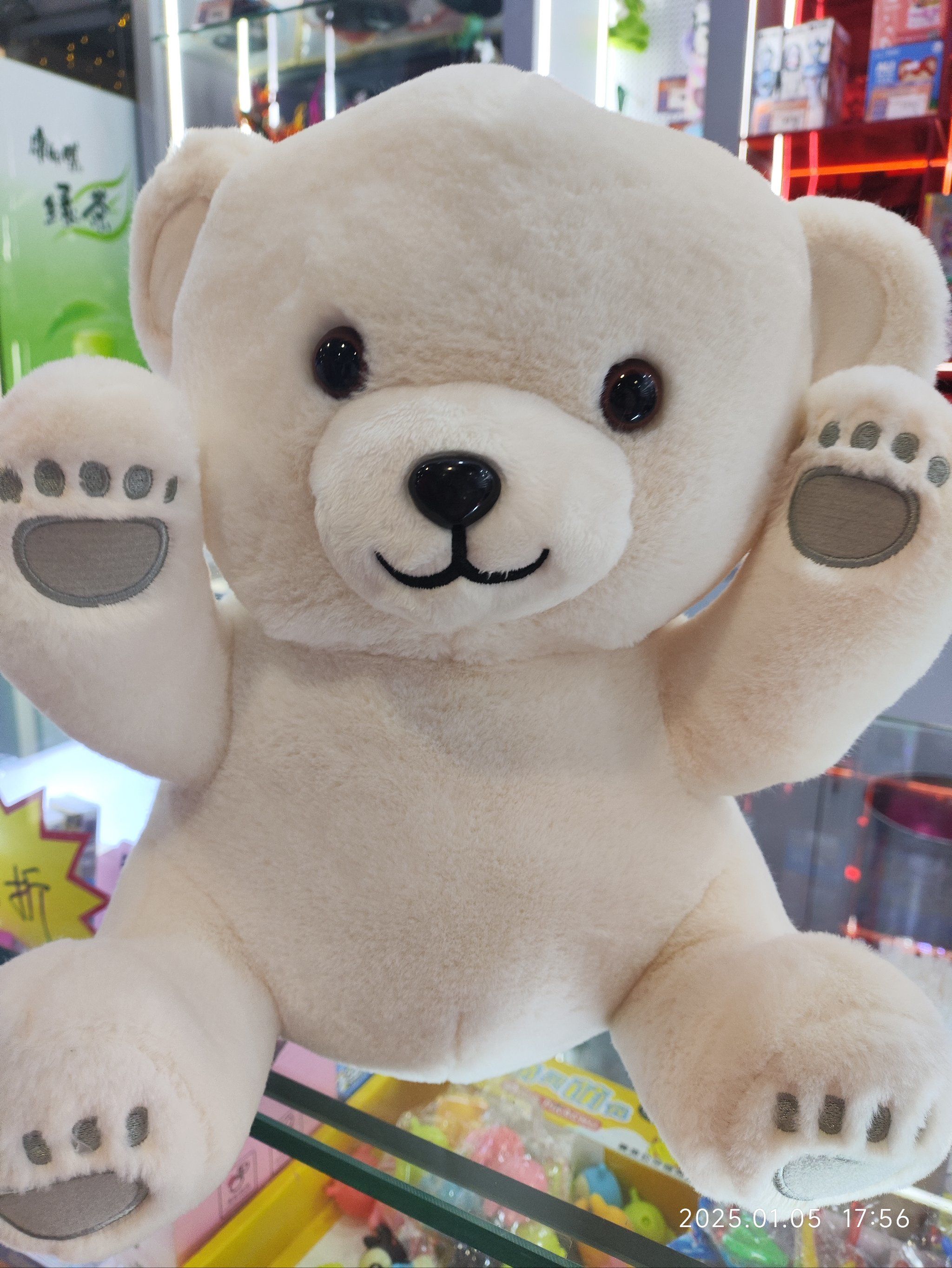 这个熊娃娃很像咱们裸熊里面的那个白熊.上