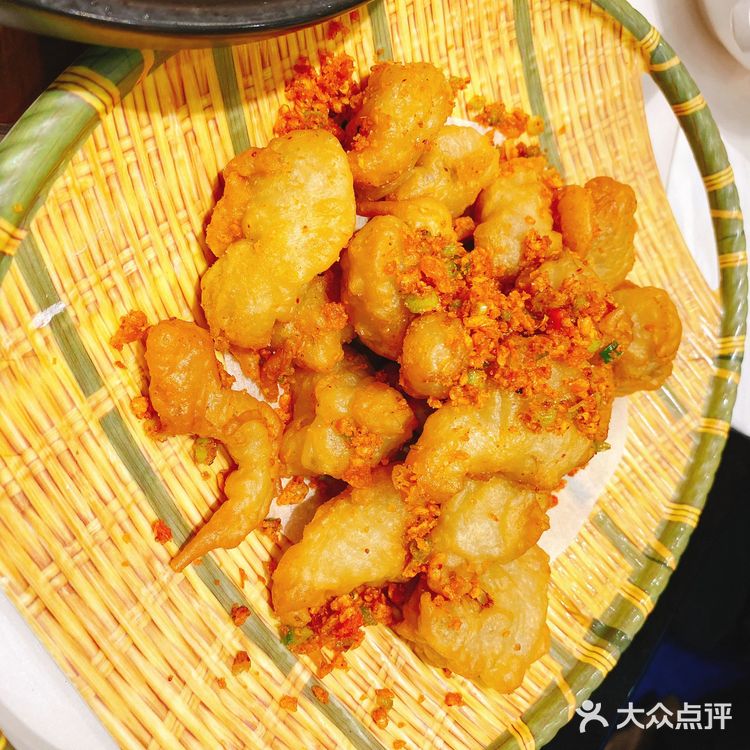 门口的招牌鸭让人非常有食欲，点了鲜肉糯米烧卖