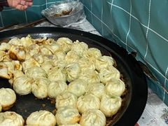 刚出锅的煎包～-依云煎包店