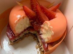 葡萄柚草莓萨伐仑松饼-潮一不贰·法式甜品·生日蛋糕·西式简餐(外滩店)