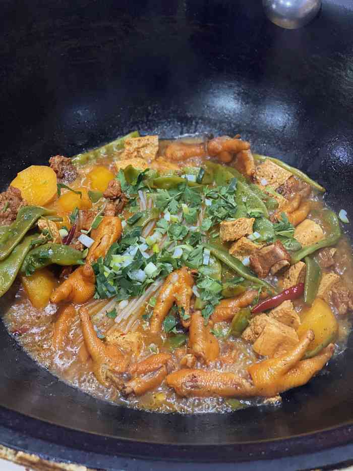 咱屯子原味铁锅炖-"六七十年代的装修风格烧的是柴火一个个.