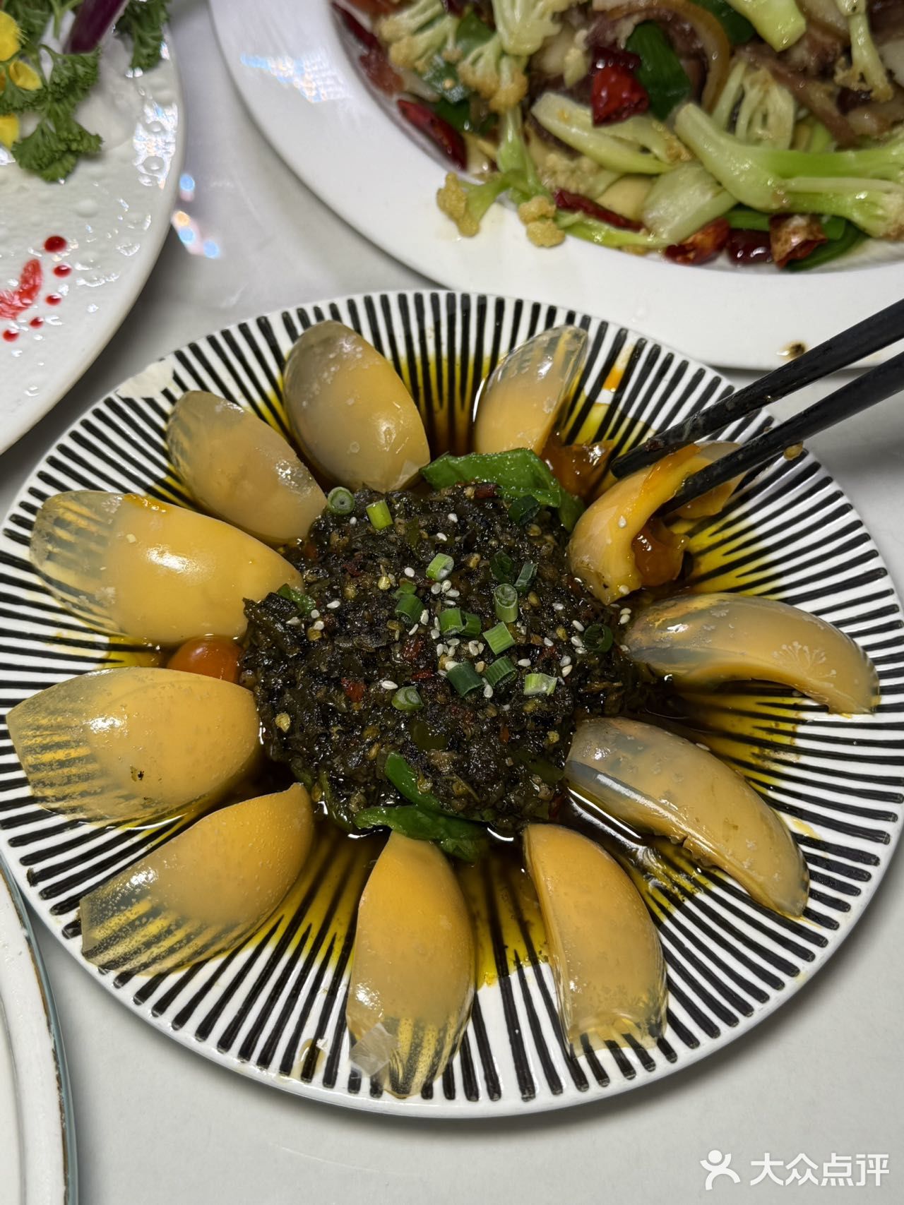 便能邂逅一家满是惊喜的江景餐厅。宽敞的大露台