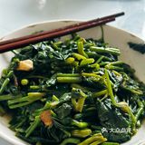 我妈拿喂猪的菜喂我