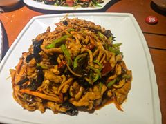 -老码头黑皮肘子锅包肉(赣水路店)