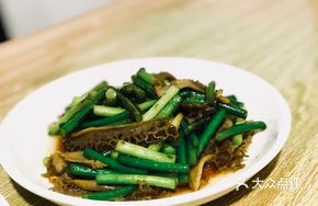 Stir-fried Beef Tripe with Garlic Shoots