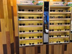 -LOOK眼镜·蔡司依视路配镜(宝山万达店)