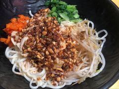 -两勺子一碗口水鸡拌面