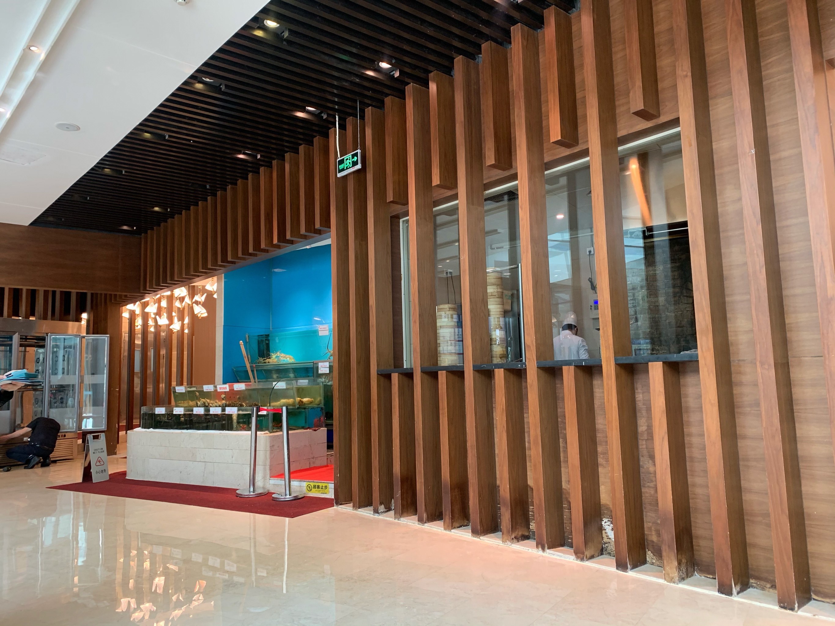 利宝阁创立于香港,为传统的酒楼形式.来深