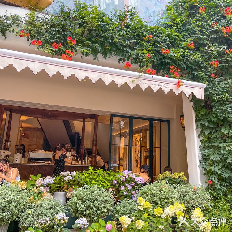 找到一家法里法气的咖啡店