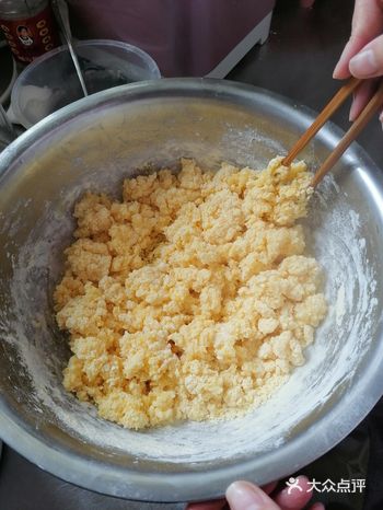 前几天刚学到的玉米饼的做法，周末有时间，就赶紧实践一