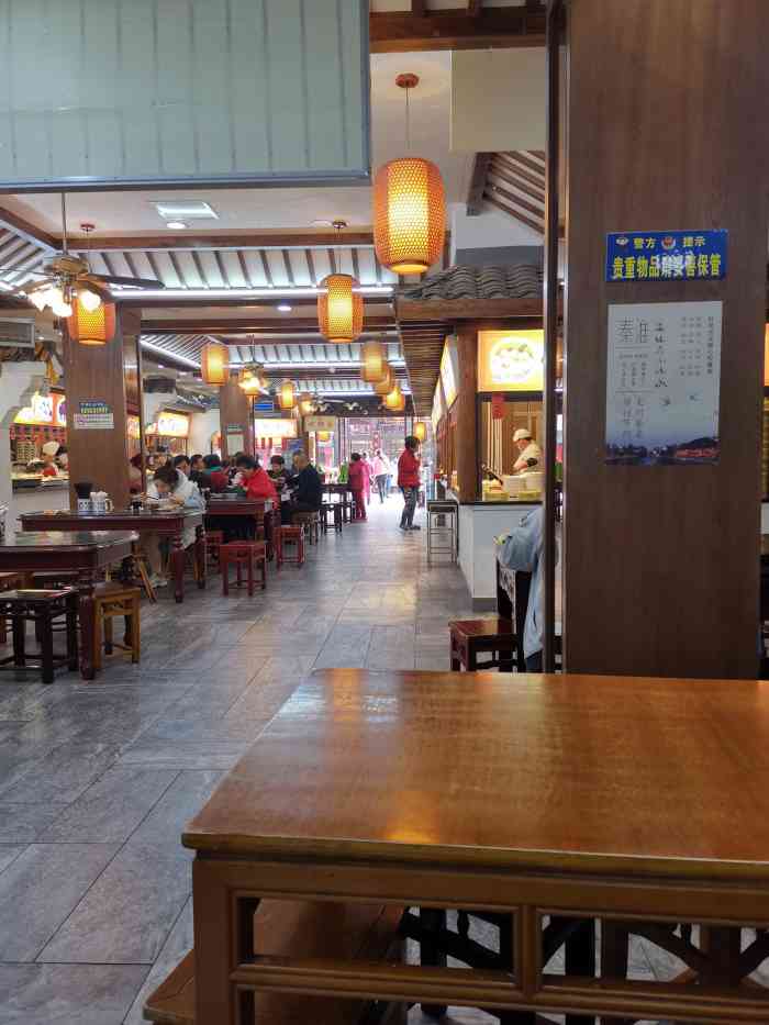 老张兴盐水鸭(夫子庙店)-"夫子庙美食街的一家小吃店,看起来开很久的.