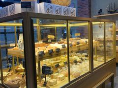 面包甜点陈列柜-啊噗吐呦现场烘焙(麦凯乐店)