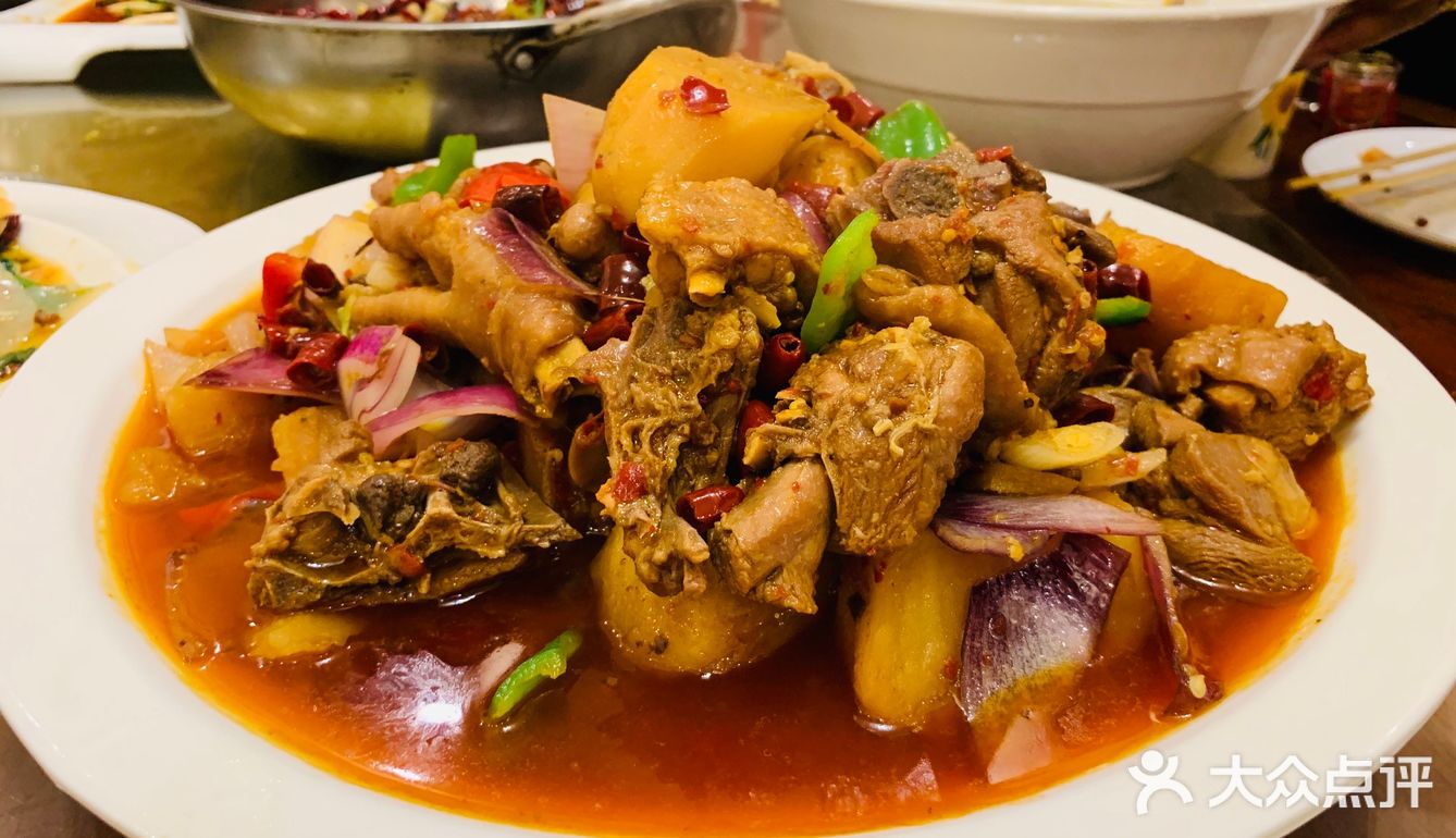 猪耳朵，牛头肉，凉粉，都不错，西湖牛肉羹，肚丝汤