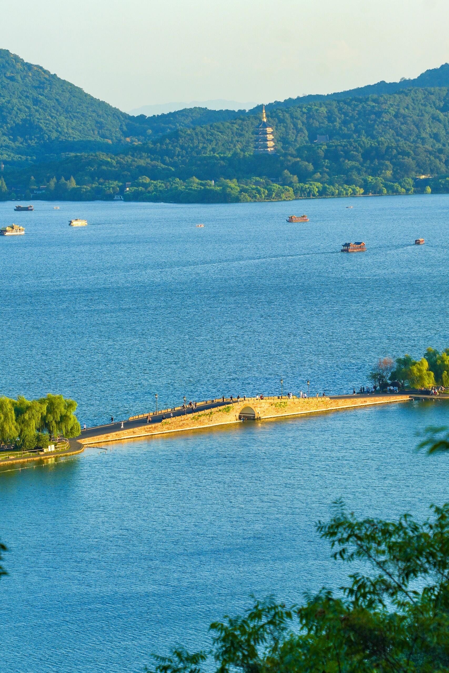 看西湖全景
杭州西湖宝石山
导航公交站
全天都可以
不是景区