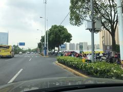 墨玉路入口-嘉亭荟城市生活广场-停车场