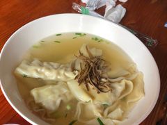 巨无霸虾肉大馄饨-忆秦园小笼包(惠山古镇总店)