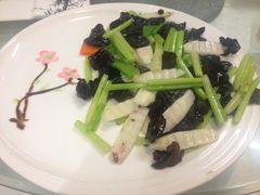 香芹云耳炒淮山-梓程海鲜大酒家