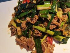 尖椒青蒜爆肥牛-清真·卡德尔大叔新疆主题餐厅(龙汇路店)