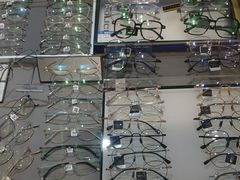 -美式眼镜·授权蔡司.依视路.尼康.豪雅.明月(人民广场店)