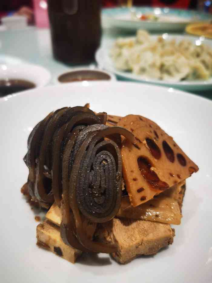 知味斋大饭店"出差开会路过淄博,当地的朋友请我来知味斋.