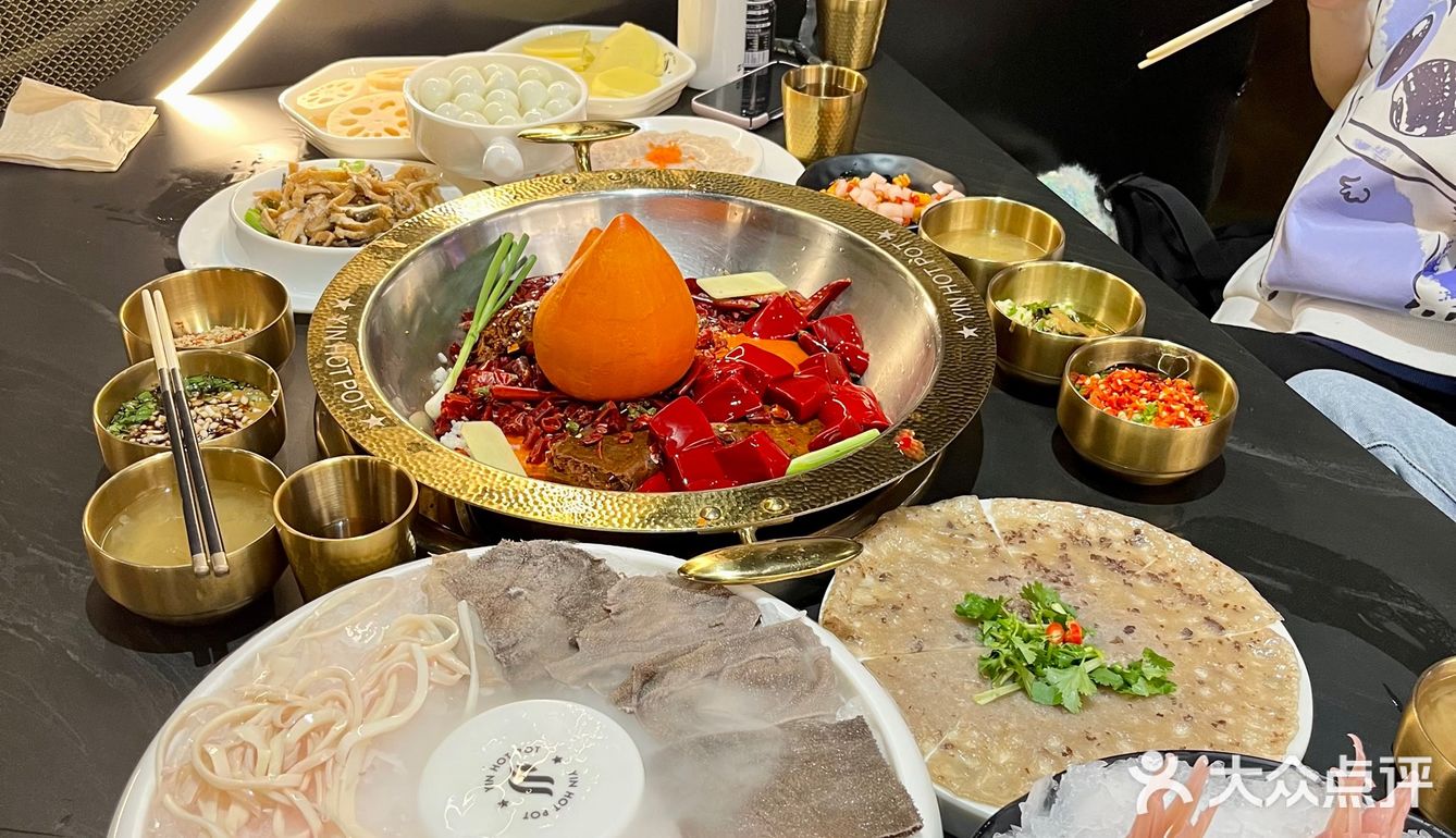 成都首家黑金火锅店❗️在吧台上吃火锅什么体验❓