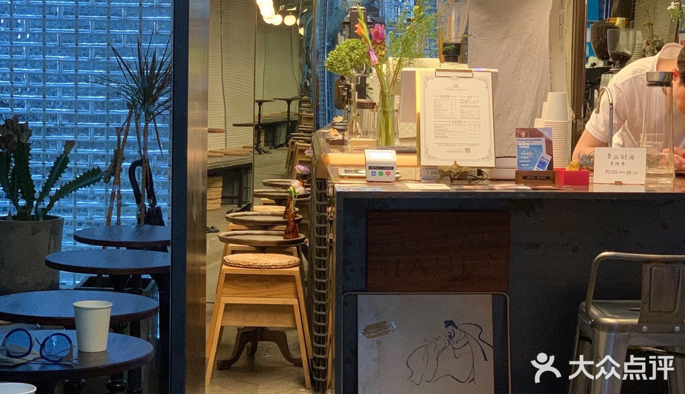 那天溜达着就近找了一家，就这样来到铁手 点了杯dir