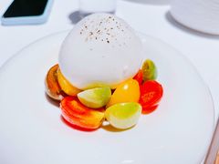 布拉塔水牛芝士配彩虹樱桃番茄子-AZUR聚(香格里拉饭店)