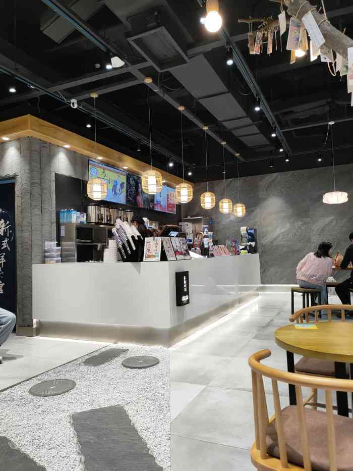 茶颜以沫(太原街万达店)-"店铺位于太原街万达四层,在一个拐弯处旁边.