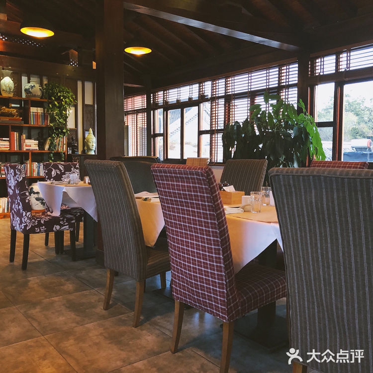 笋,腊肉,汤汁味道也不错。餐厅服务员还会及时来提示关火