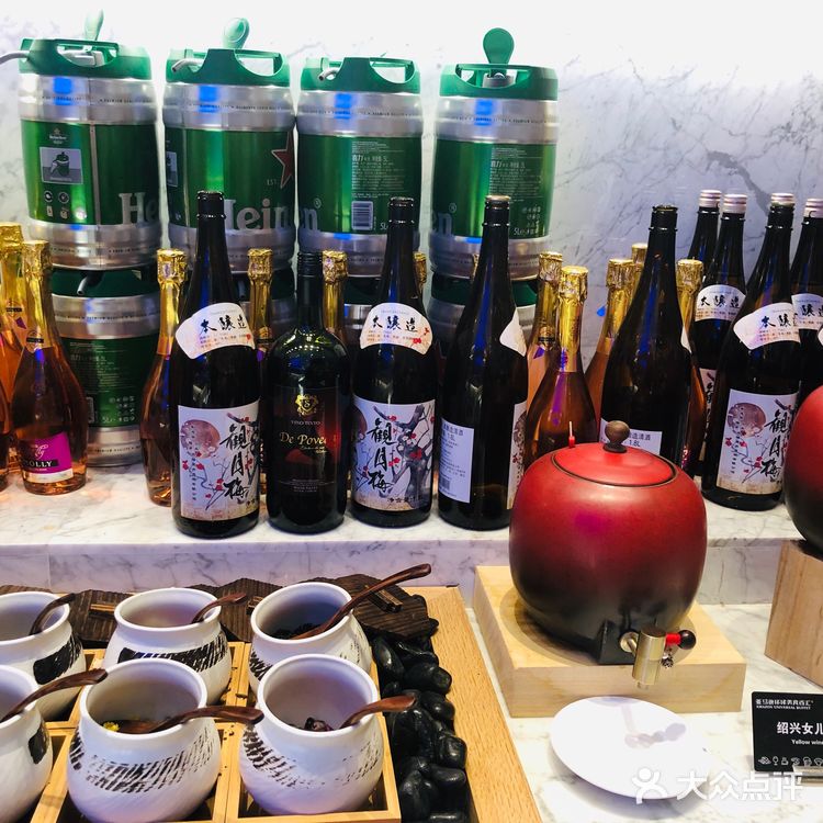 各种贝类 肉肉也很多 水果里面烤榴莲