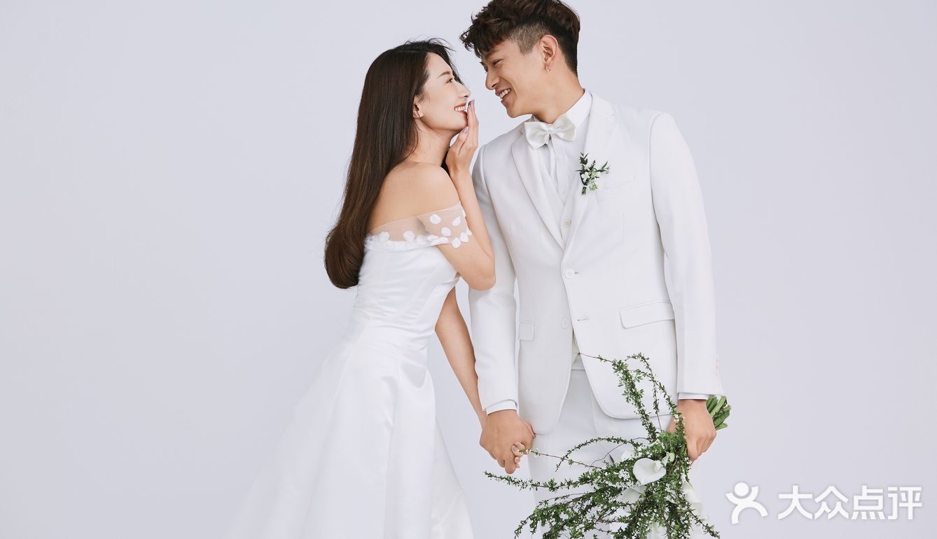 室内极简婚纱照，简单的幸福