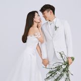 室内极简婚纱照，简单的幸福
