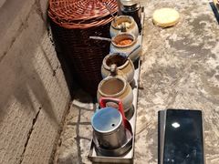 自助调料区-破瓦寒窑·地摊烤羊排