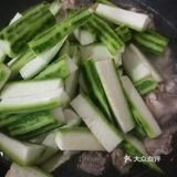 鸡肉搭配丝瓜做的丝瓜肉汤