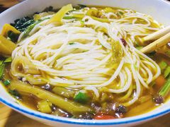 酸菜肉丝米线-越洋肖氏老米线(杨家坪店)