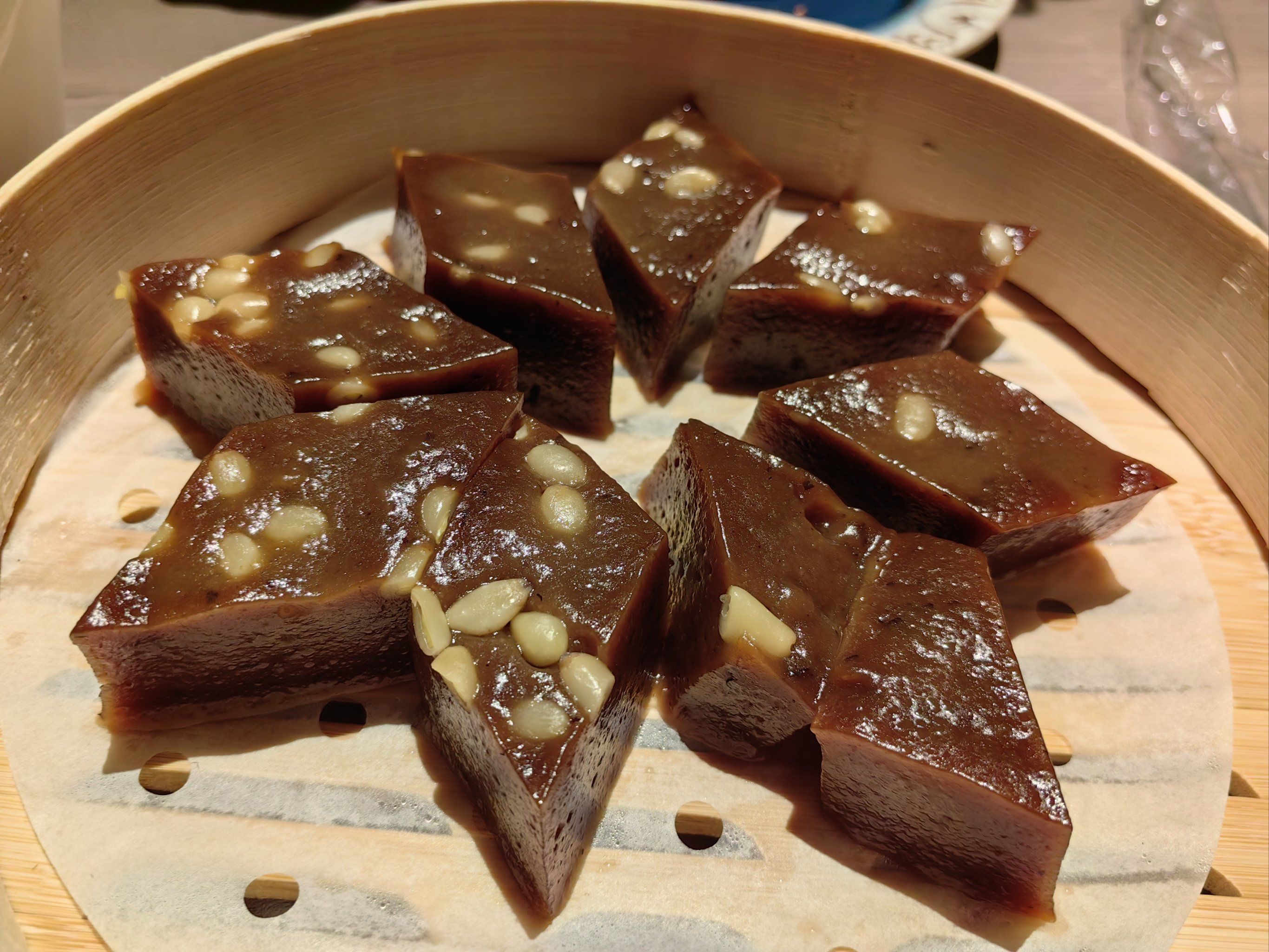 红枣拉糕很敦实,软软糯糯很好吃,烤鸭每次