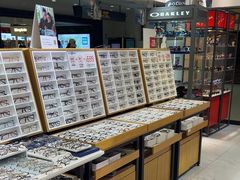 -美式眼镜·授权蔡司.依视路.尼康.豪雅.明月(人民广场店)